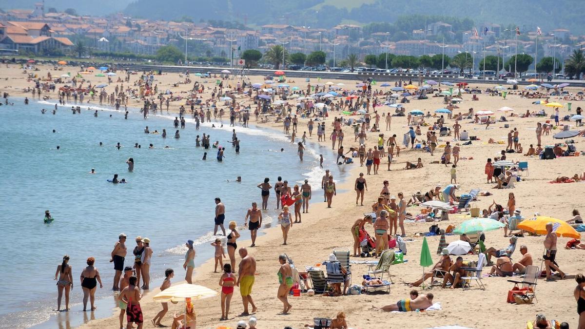 Decenas de personas disfrutan de una jornada de sol en la playa de Hondarribia