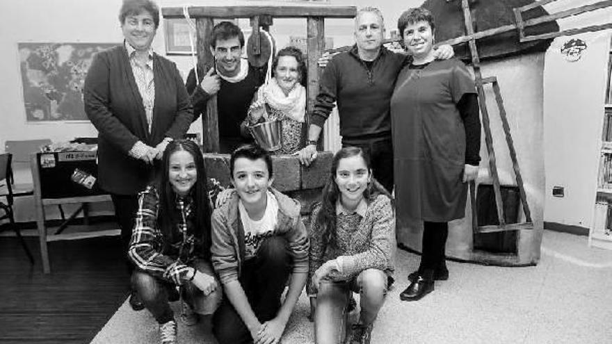Arriba: Irantzu Zabalza, Imanol Janices, Maialen Pascual, Edu Serna y Bakarne Atxukarro; abajo: Nerea Lusarreta, Asier Mauleón y  Amaia Ayestarán, en representación del grupo de Teatro Musical de la Ikastola Jaso, que presentó ayer su nueva obra, ‘Invoc4t