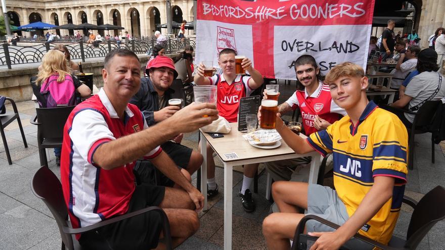 Pintxos, fútbol y buen ambiente: las aficiones del Arsenal y Athletic toman Bilbao