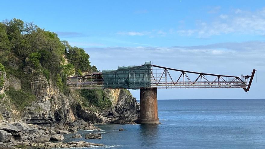 Denunciado el &#039;instagrammer&#039; que habilitó un columpio en un cargadero de Castro Urdiales para lanzarse al mar Cantábrico
