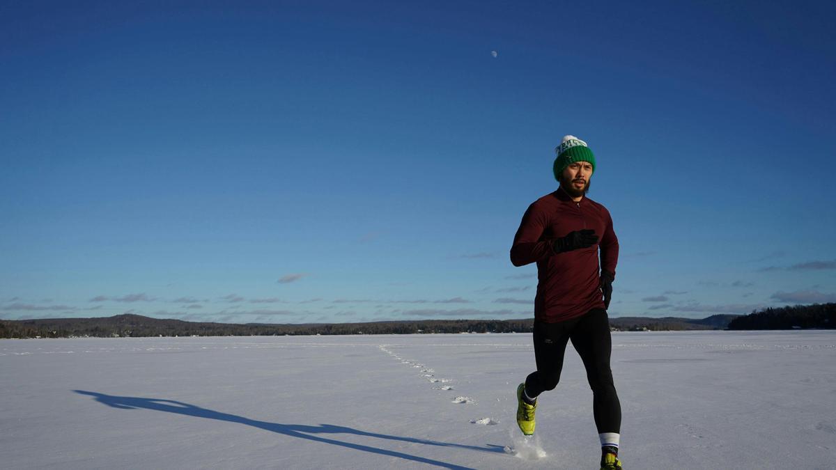 Una persona hace running en invierno