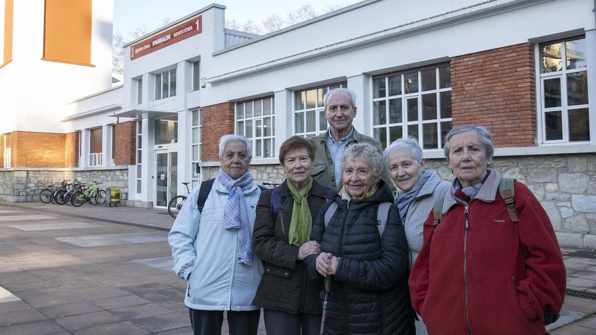 Esther Lozano, en el centro de la imagen, rodeada por María Serrano, Tina Pérez, las hermanas Carmen y Hortensia Salamanca y Luis Tudanca.