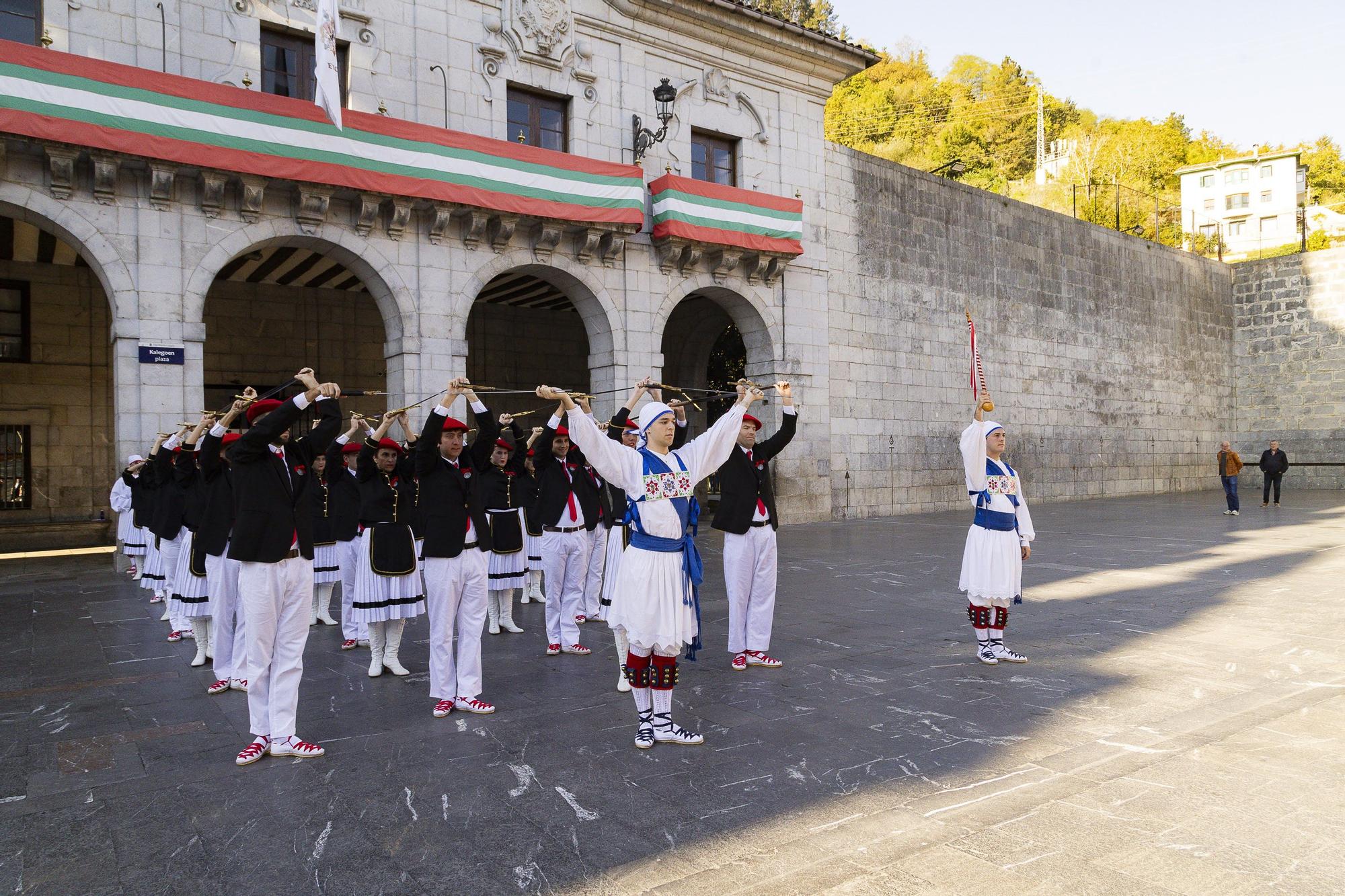 Elgoibar baila al ritmo de las espadas de la celebración de la Virgen del Rosario