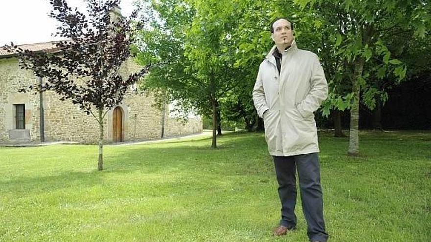 Javier Tomé, frente a la ermita de San Pedro Zarikete de Zalla, el municipio encartado donde vive.