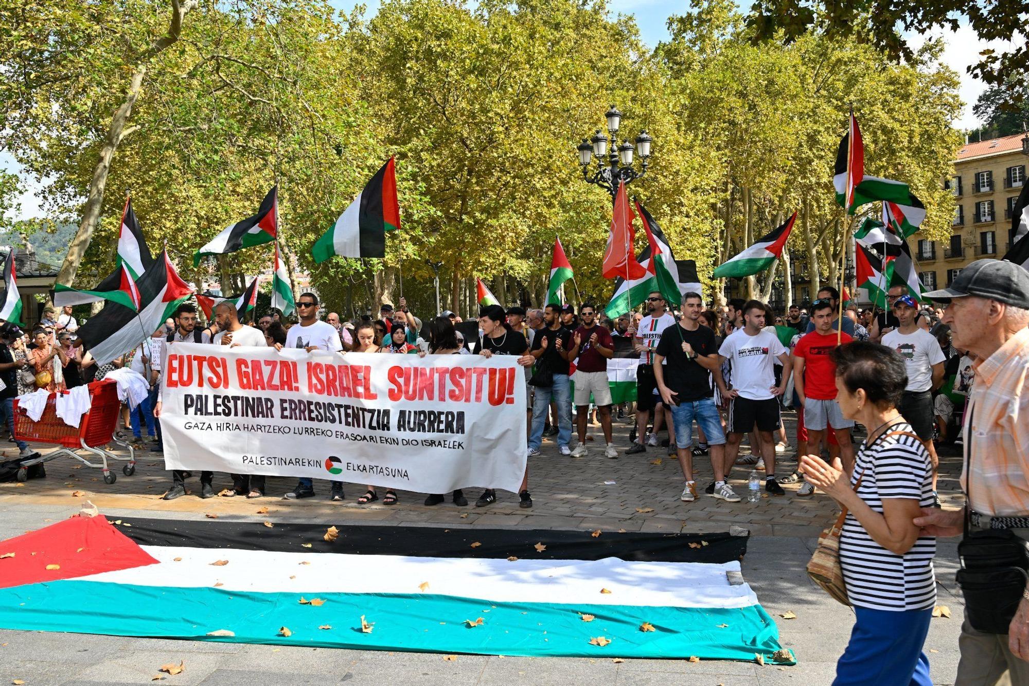 En imágenes: Más de 300 personas se concentran en El Arenal para denunciar el ataque terrestre sobre la ciudad de Gaza