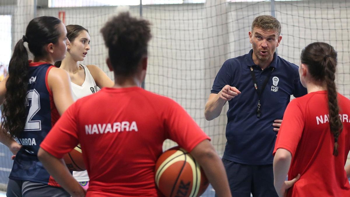 César Rupérez da instrucciones al grupo de tecnificación de la FNB