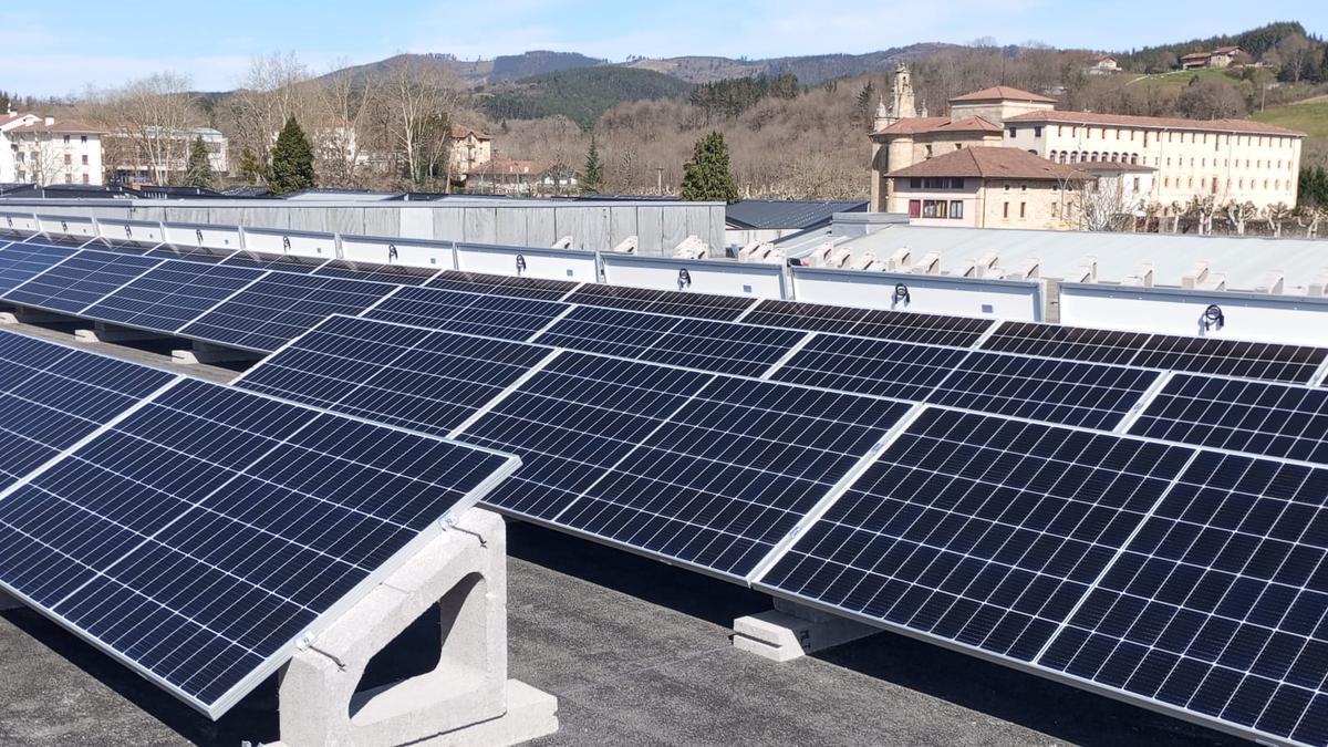 Placas solares instaladas en la escuela pública de Larrea, una de las nuevas apuestas por la energía limpia en Amorebieta-Etxano