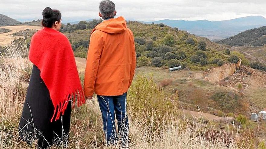 La alcaldesa del Valle de Izagaondoa, Elsa Plano, junto a Simeón Hidalgo.