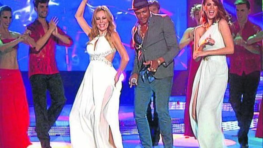 La presentadora de ‘Sábado Sensacional’, Ana Obregón, el cantante Henry Méndez y Mar Saura.