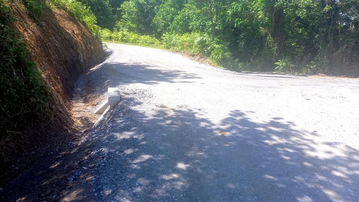 Pista  arreglada en Lizaieta, que transcurre entre Bera y Etxalar.