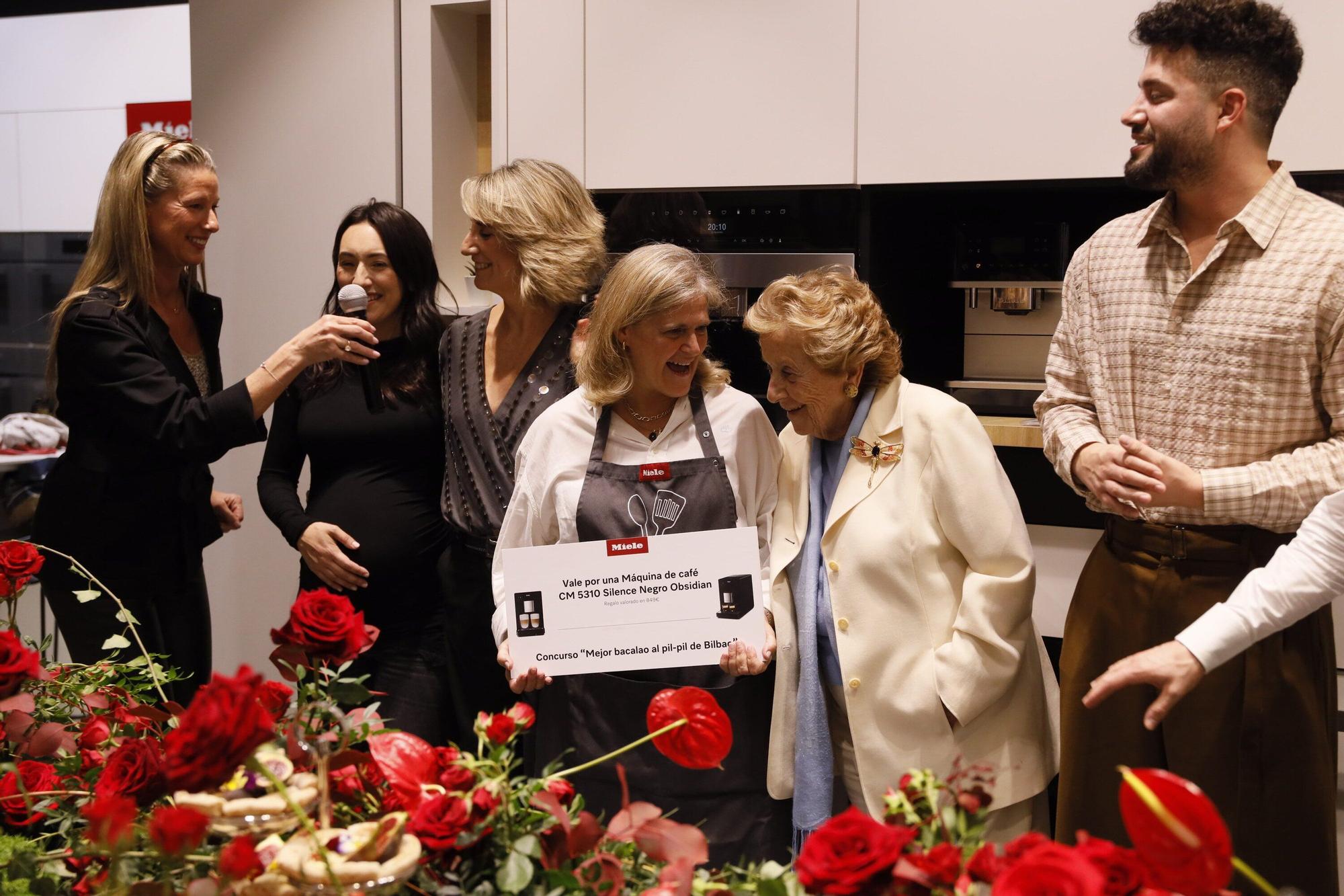 Mónica Artiach, proclamada vencedora del concurso de bacalao al pil-pil en el Miele Experience Center de Bilbao.