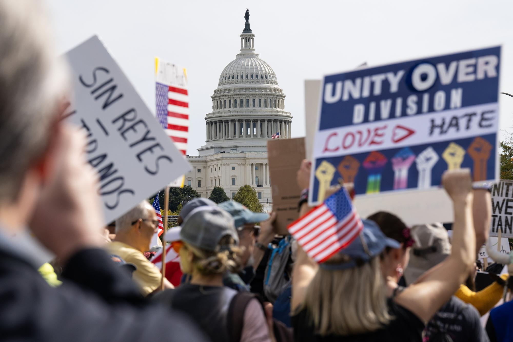Miles de estadounidenses protestan contra Trump: "No queremos reyes"