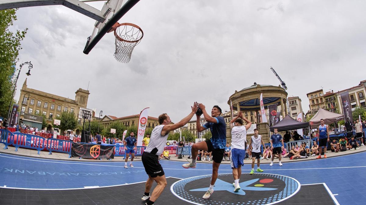 Torneo de baloncesto 3x3 en la Plaza del Castillo (2024).