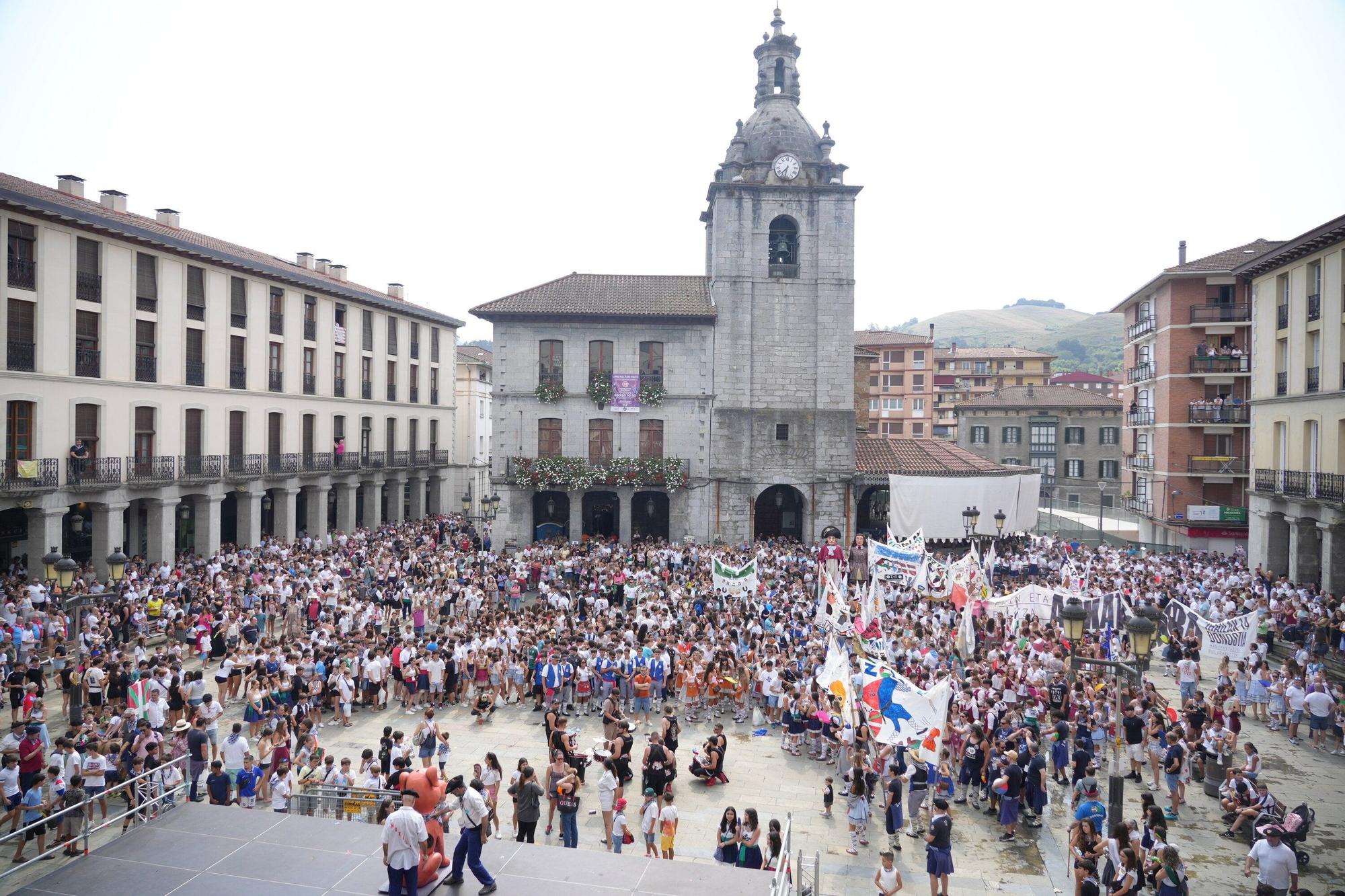 En imágenes: Llodio disfruta del Txupinazo