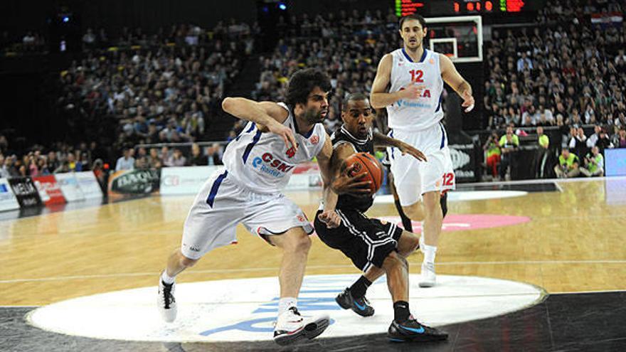 Javi Salgado anota en uno de los derbis de esta temporada ante el Bilbao Basket.