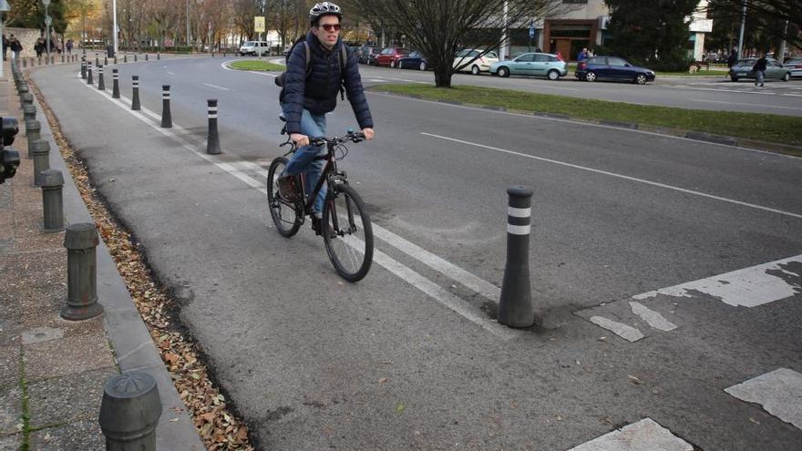 Un ciclista circula por el carril bici de Pío XII señalizado con bolardos