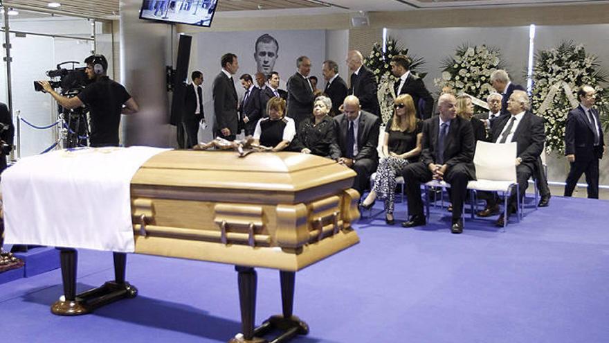 Cientos de aficionados acuden a despedirse del mito Di Stéfano