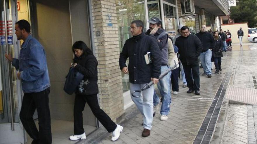 El paro sube en 70.900 personas y se destruyen 100.200 empleos en el Estado