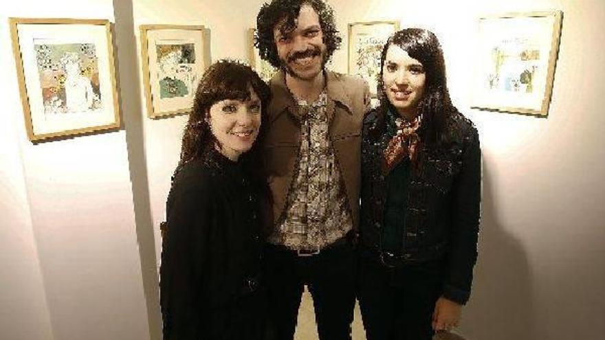 A la izquierda, Eva Rivera, directora del Dock of The Bay, junto a Javier Polo y Saioa Burutarán, el viernes en Garoa.