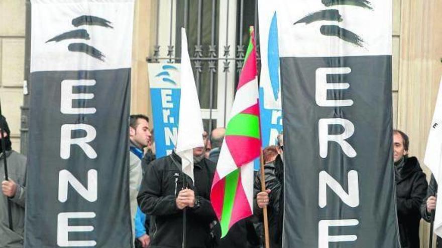 Protesta del sindicato de la Ertzaintza ErNE frente al Parlamento Vasco.