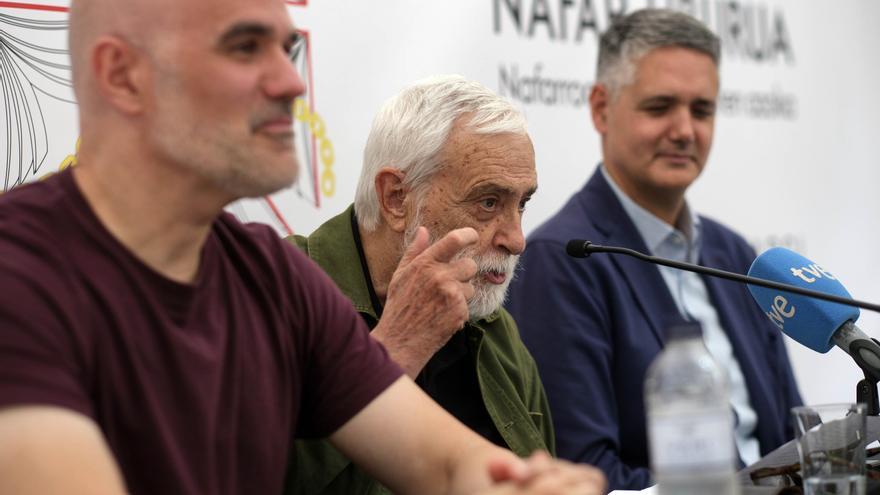 Un "emocionado" Sánchez-Ostiz recibe el premio de las editoriales navarras