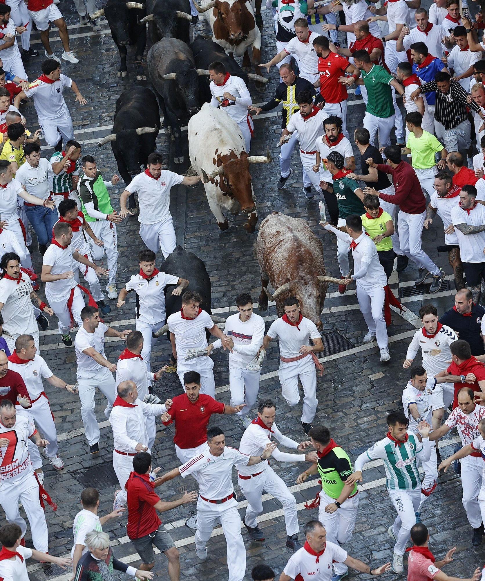 Fotos del octavo encierro de San Fermín con toros de Miura
