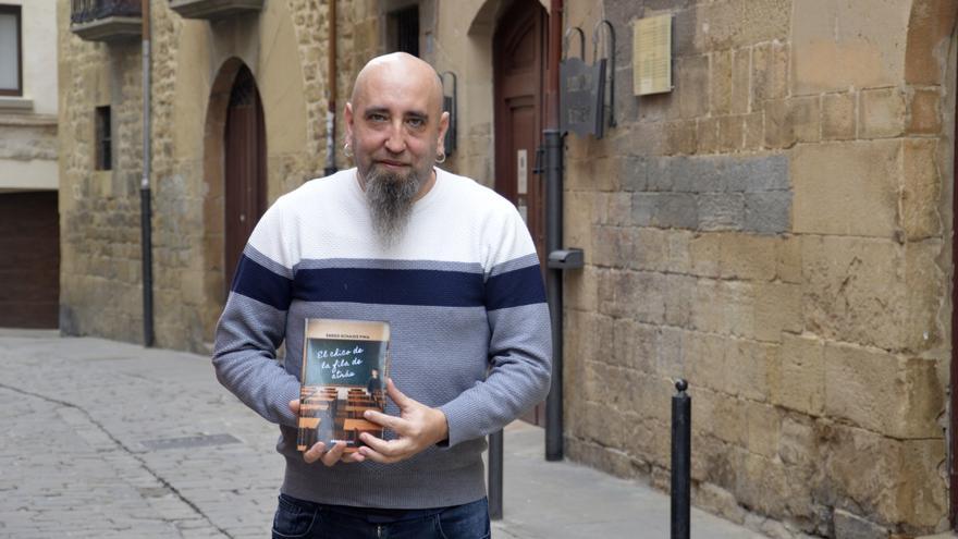 Eneko Echaide presenta su libro, ‘El chico de la fila de atrás’: las vivencias de un adolescente tafallés en 1994