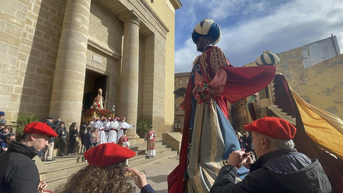 Vals de honor de la comparsa de gigantes durante la procesión en honor a San Blas en Peralta