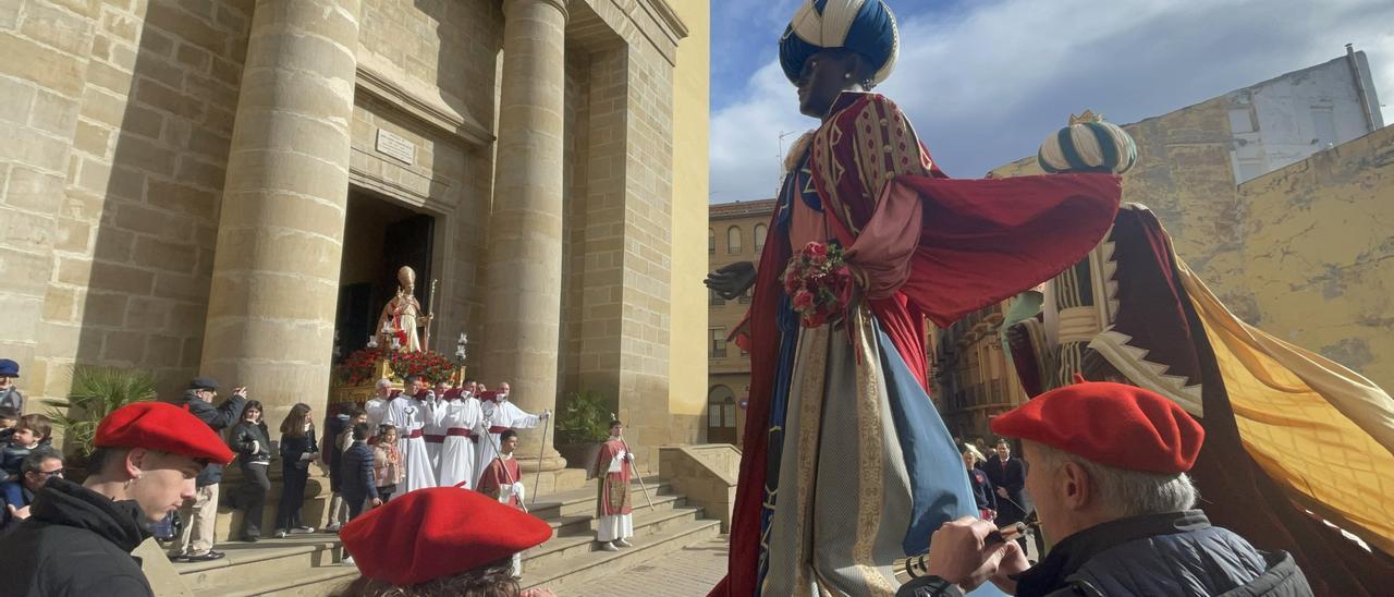 Vals de honor de la comparsa de gigantes durante la procesión en honor a San Blas en Peralta