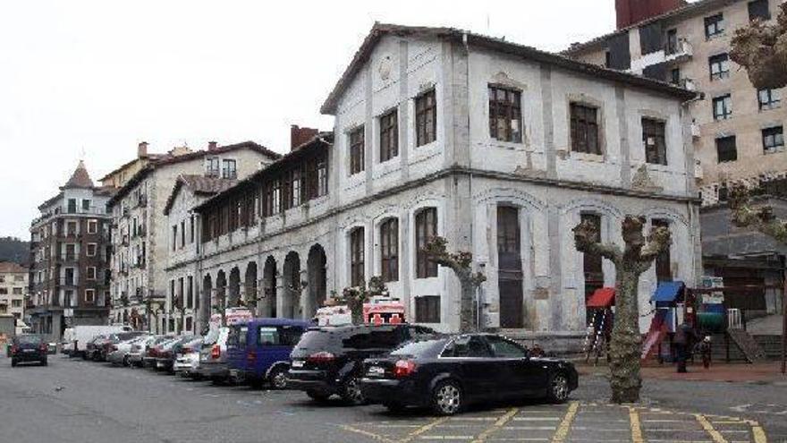 Vista del edificio de las viejas escuelas de Aita Agirre, ubicado en la plaza elgoibartarra del mismo nombre.