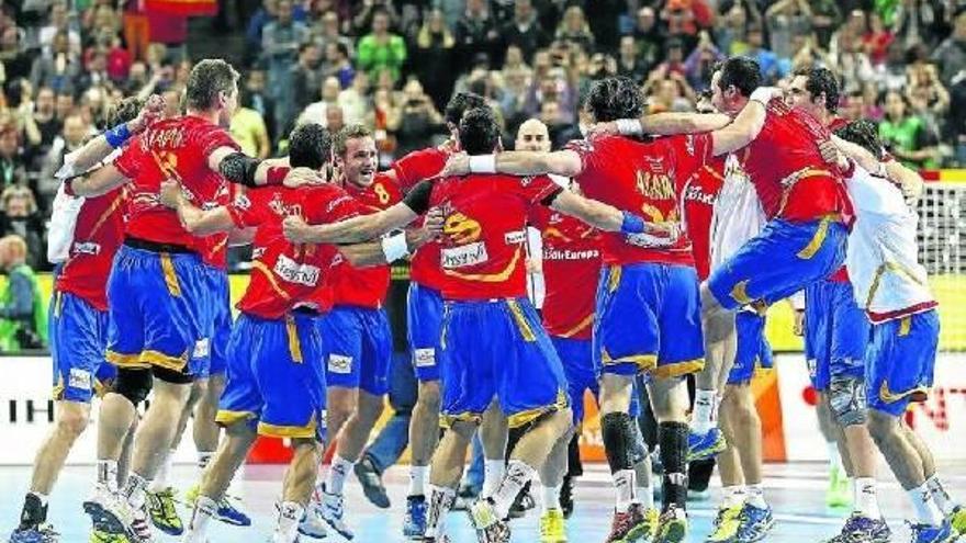 Los jugadores de la selección española celebran sobre la cancha del Palau Sant Jordi su pase a la final del Mundial.