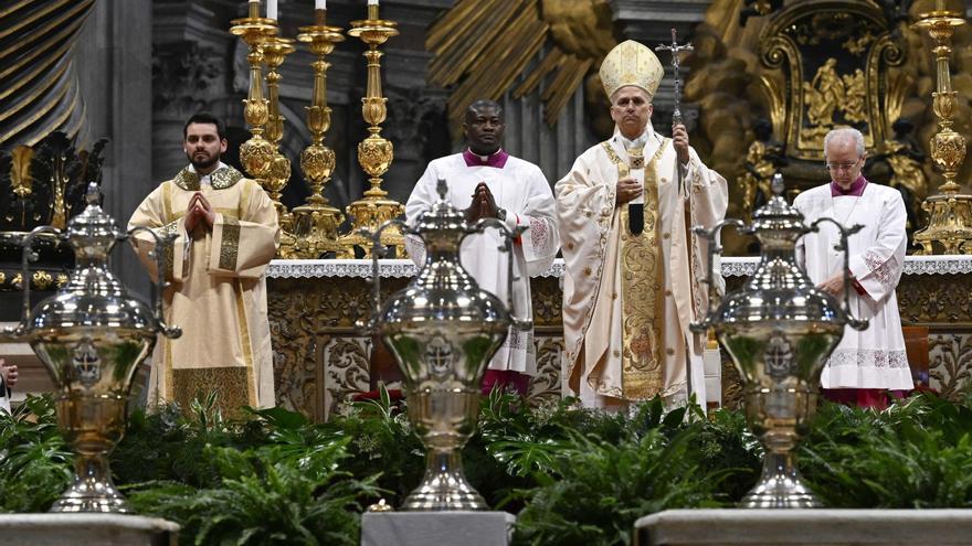 El papa lamenta una humanidad "de rodillas" por tanta brutalidad en la misa de la Cena del Señor