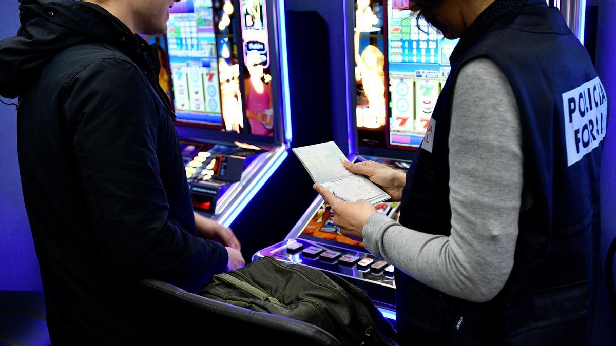 Identificación de posible menor en sala de juegos.