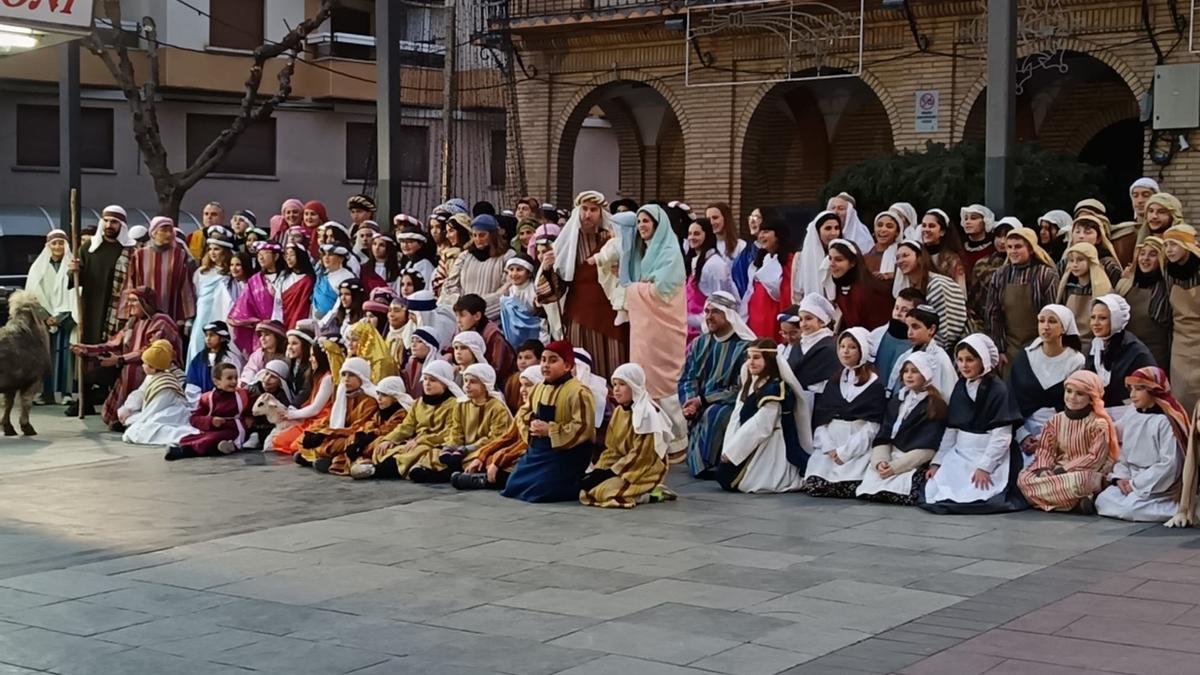 Elenco de personajes tras la representación del año pasado en Peralta.