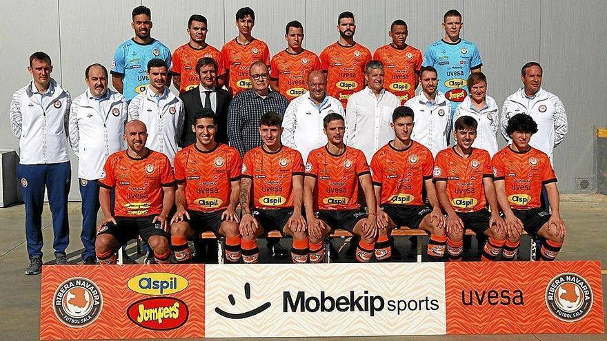 La plantilla con el cuerpo técnico, la dirección y los patrocinadores posaron en las instalaciones de MobekipSport.