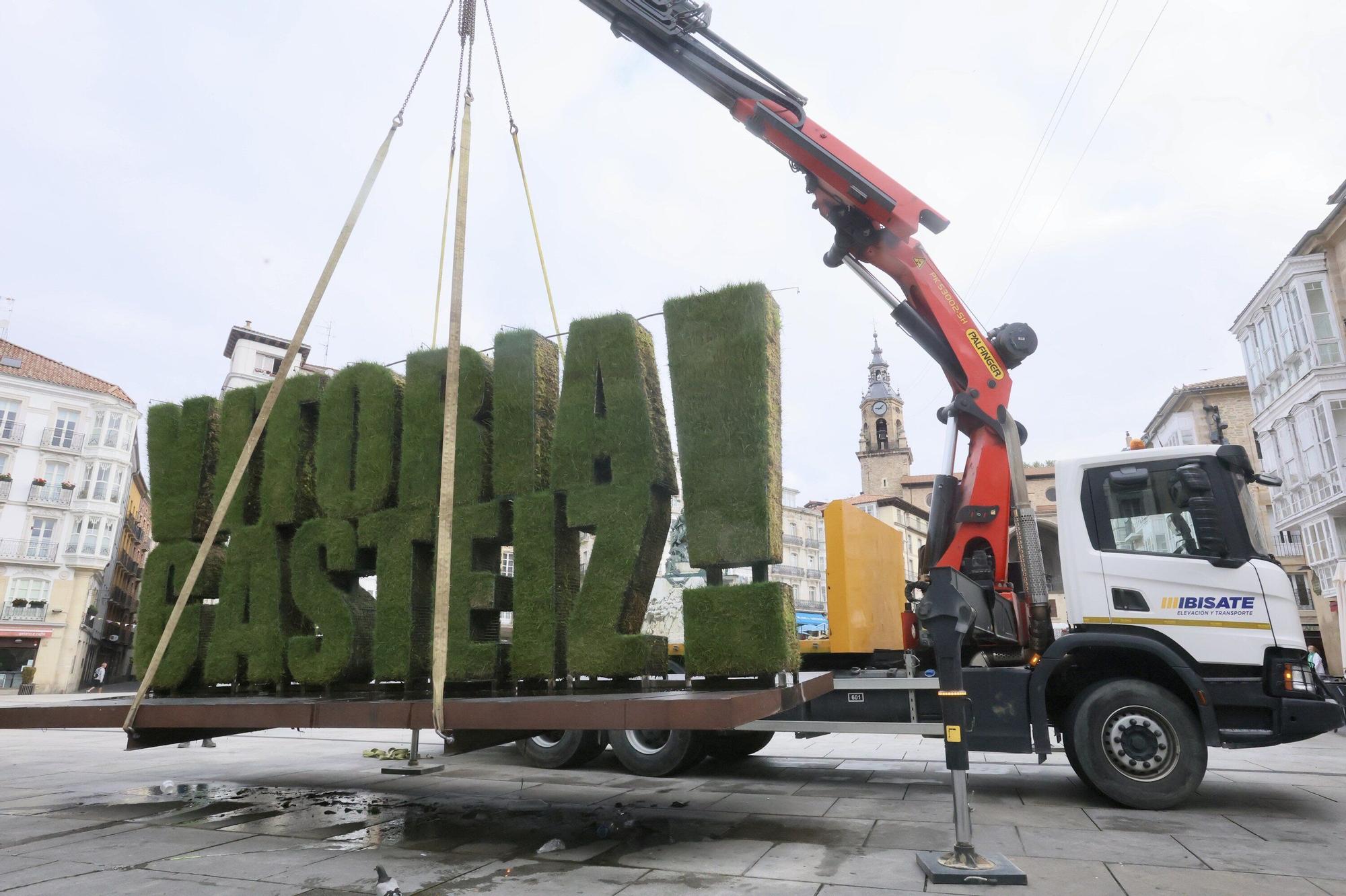 Retirada estatua vegetal de la Virgen Blanca con motivo de las fiestas de Vitora-Gasteiz