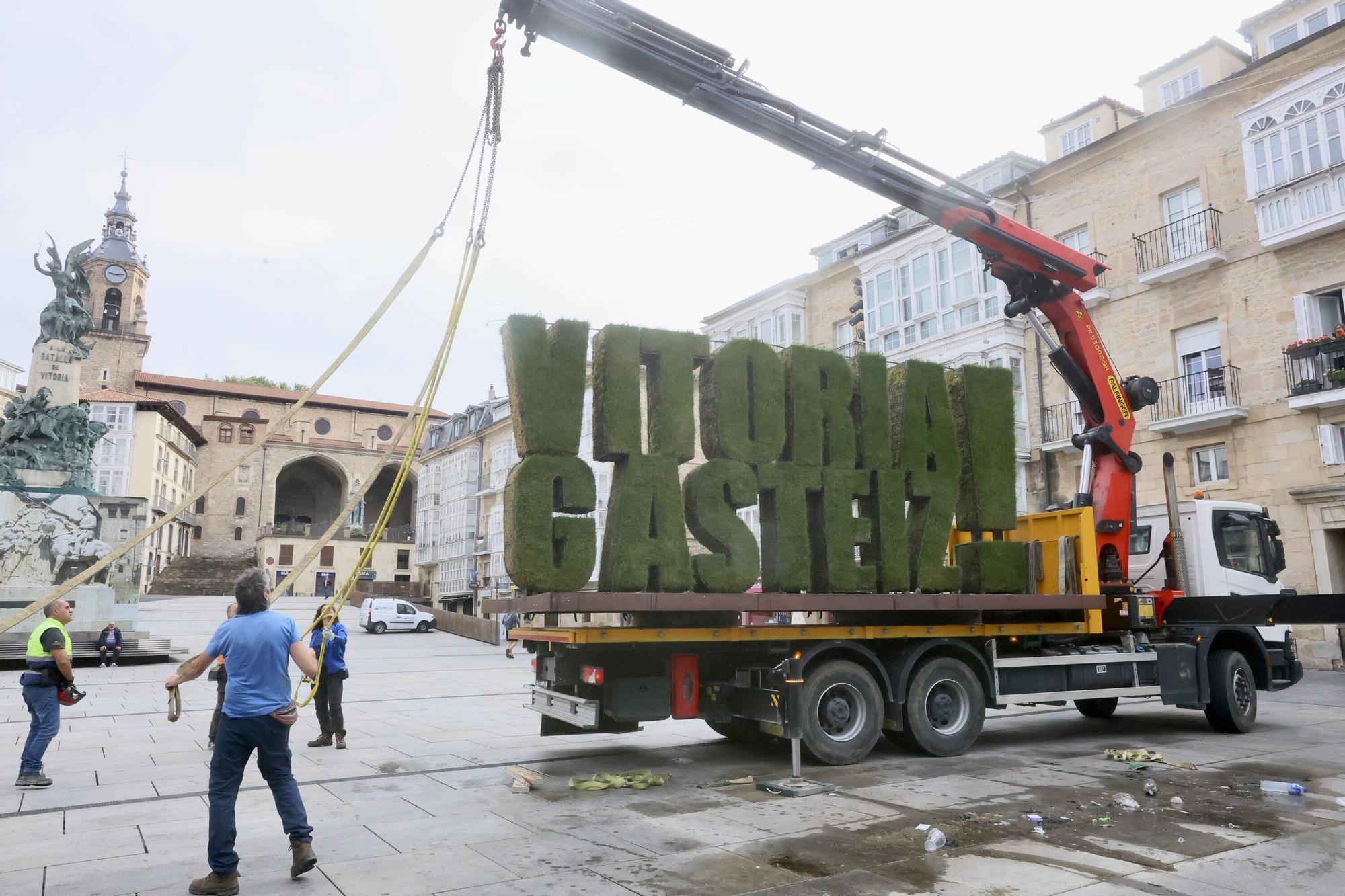 Retirada estatua vegetal de la Virgen Blanca con motivo de las fiestas de Vitora-Gasteiz