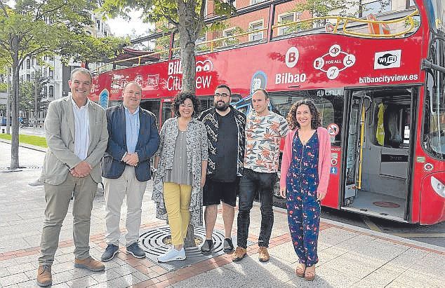 El autobús turístico Bilbao City View ofreció en 2023 un tour teatralizado con Gurutze Beitia, Mitxel Santamarina e Iñaki Maruri.