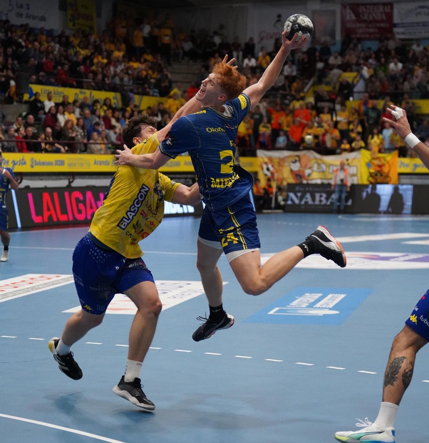 Jakub Sladkowski (cedido por el Bidasoa) trata de frenar a su compatriota Piotr Mielczarski en el duelo entre Villa de Aranda e Irudek Bidasoa Irun