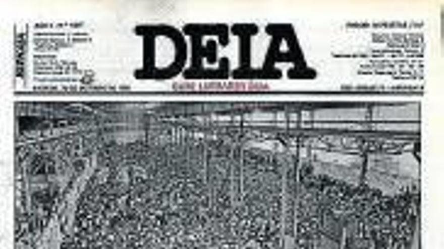 Imagen de cómo quedaron las instalaciones del colegio y portada de DEIA, reflejando el hangar a rebosar de gente durante el funeral.