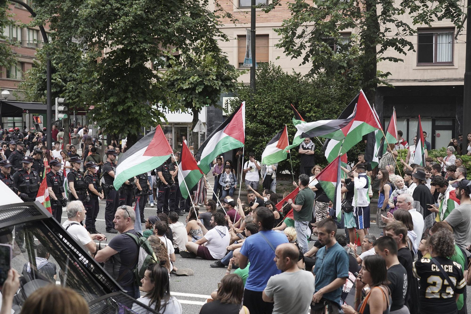 En imágenes: protesta contra el Israel al paso de la La Vuelta por Bilbao