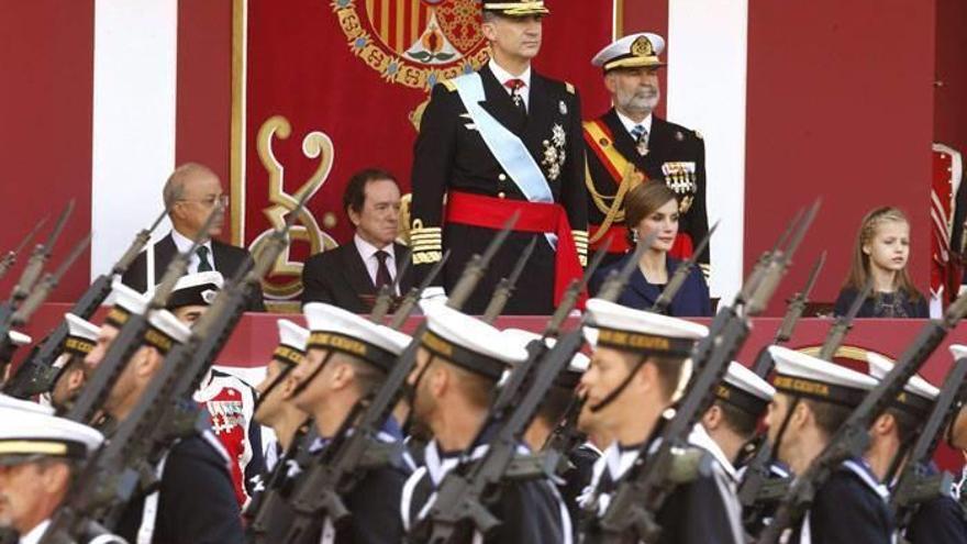 Los Reyes, acompañados de sus hijas la princesa Leonor y la infanta Sofía, presidiendo en la plaza de Cánovas del Castillo, Madrid, el desfile del Día de la Fiesta Nacional.