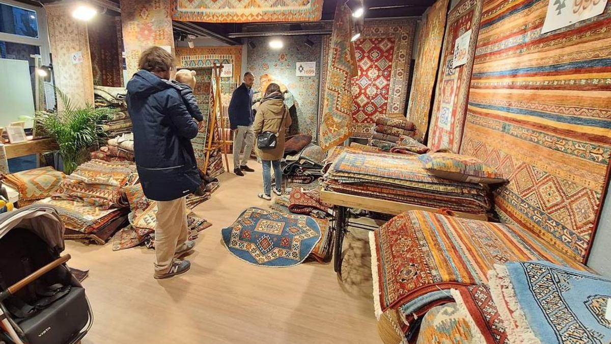 Clientes comprando alfombras en House of Kilim