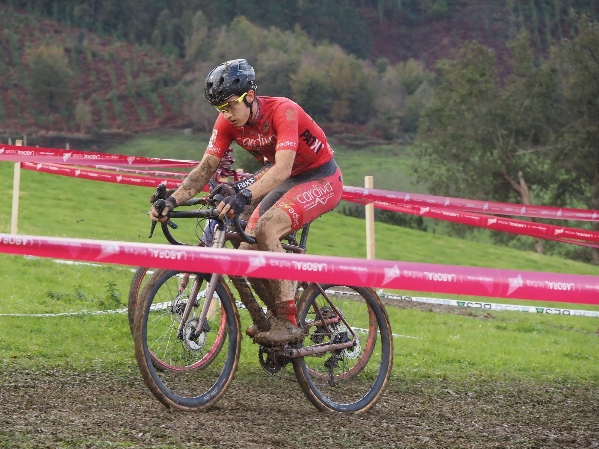 El barro se sumó al espectáculo de ciclocross en Elgoibar