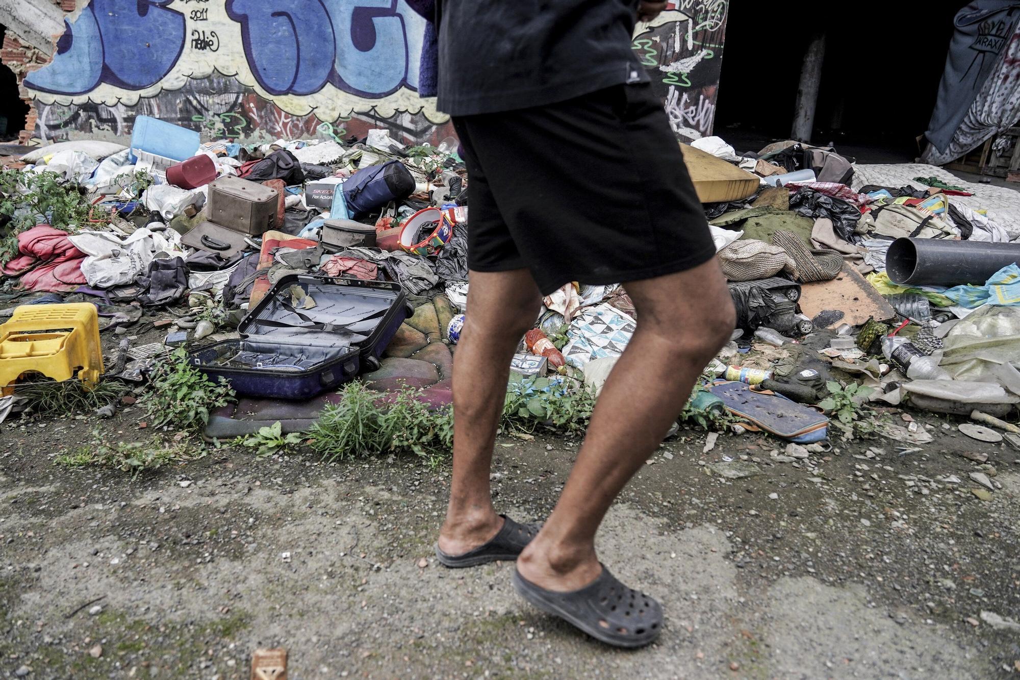 En imágenes: así viven 150 personas en dos pabellones en ruinas en Zorrotzaurra