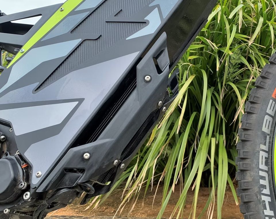 El motor apenas emite 40 db, lo que equivale al sonido que genera una nevera.