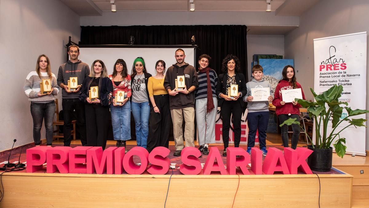 Profesionales, representantes de entidades y alumnado premiado en la IV Jornada de Prensa Local.