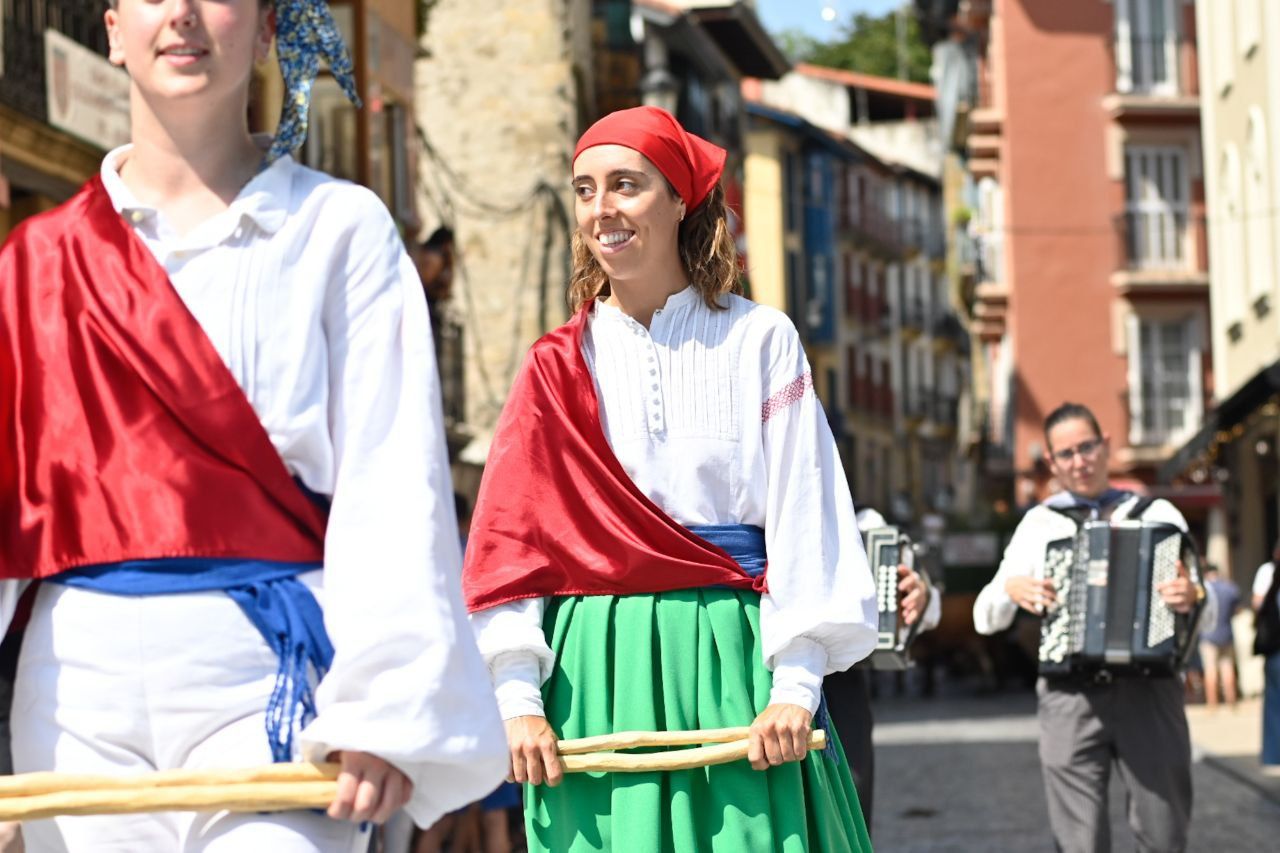 Gran ambiente en el desfile de la Euskal Jira de Irun