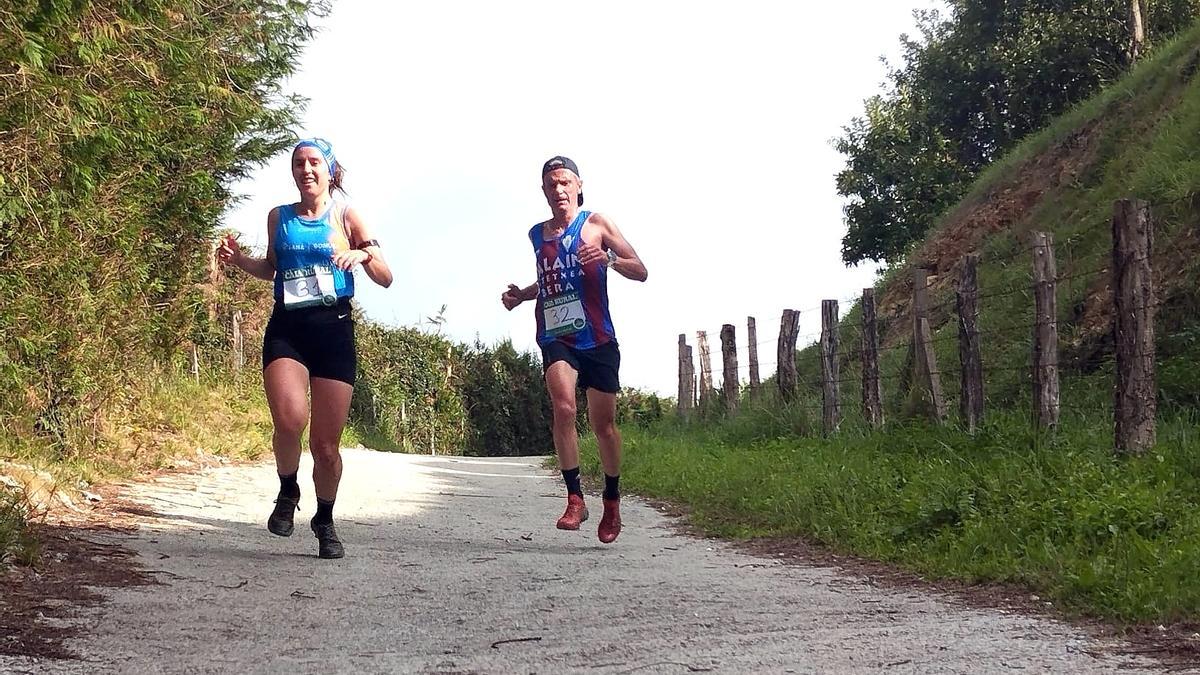 Ane Elzaurdia y Joseba Lasarte en un descenso de la prueba de Lesaka.