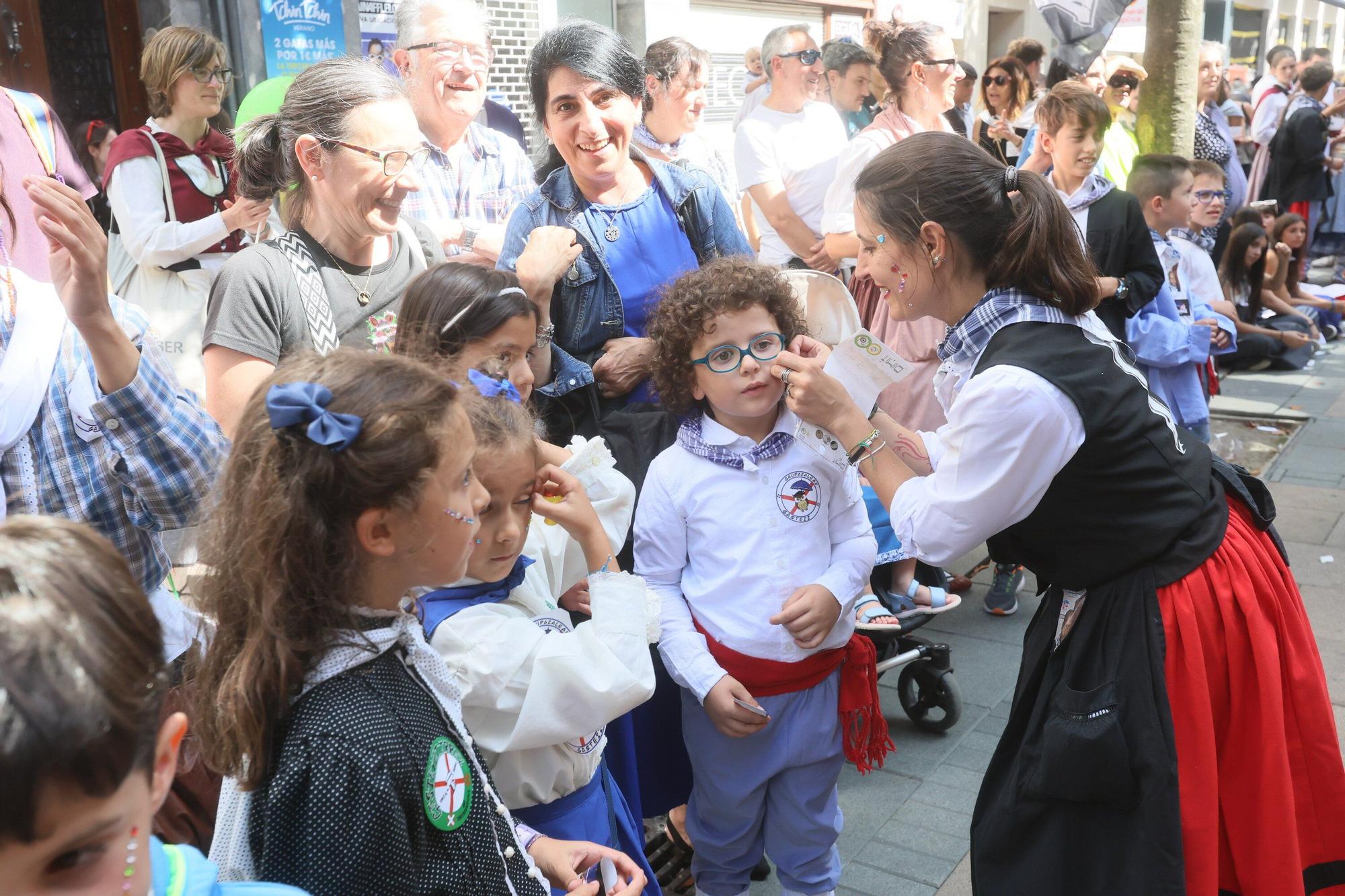 En imágenes: Blusas y neskas desfilan en una kalejira por Santiago